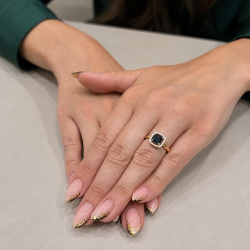 Złoty Pierścionek z Topazem London Blue i Diamentami w Eleganckiej Oprawie