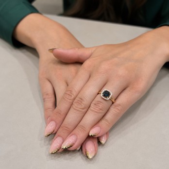 Złoty Pierścionek z Topazem London Blue i Diamentami w Eleganckiej Oprawie
