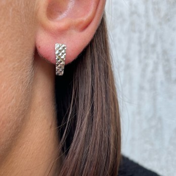 Srebrne Kolczyki o Geometrycznym Kształcie z Diamentowanym Wzorem